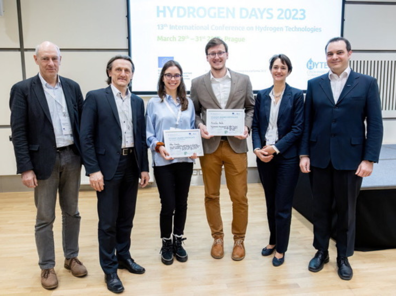 Alba Gonda receives the student award for the best presentation at the HydrogenDays 2023 conference
