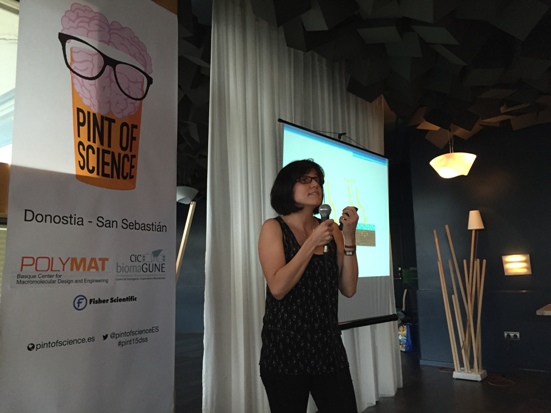 Dr. Audrey Bonnefond from Polymat talking at pintofscienceES