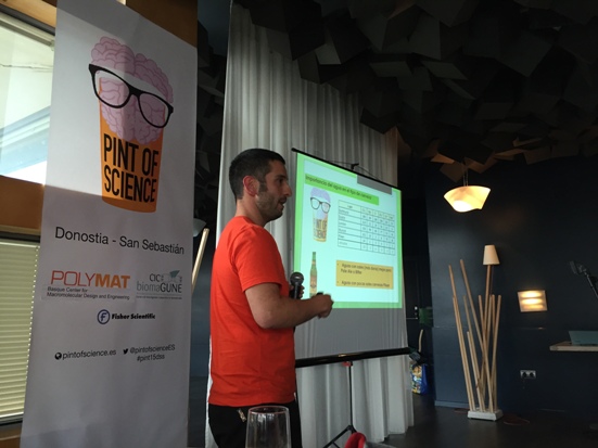 Dr. Haritz Sardon from BERC-Polymat talking at pintofscienceES