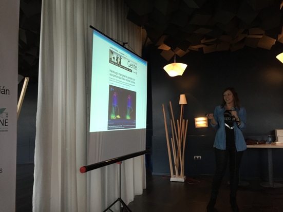 Dr. Miren Aguirre from Polymat talking at  pintofscienceES